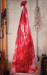 la foto riproduce una decorazione halloween con un finto cadavere in un sacco di plastica